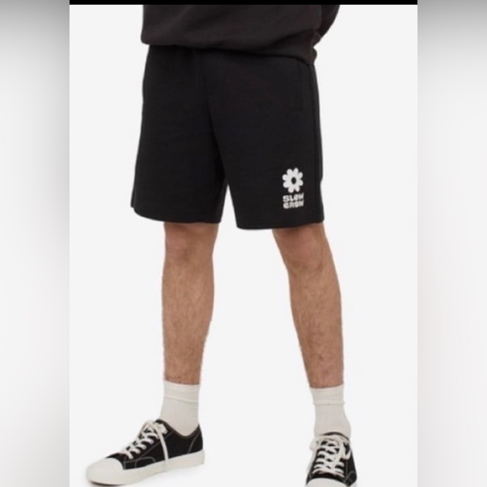 H&M Reg Fit Graphic Shorts 
Men’s Size : Small